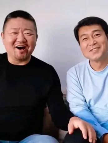 译男怎么满脸沧桑？申思倒是没怎么变化。最近译男和申思一起拍视频，两人同框引发网友