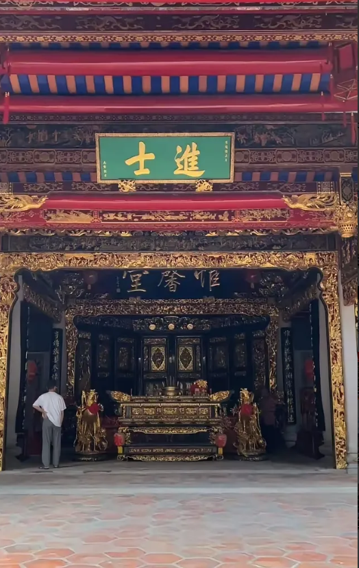 拆！
违规或许是确凿无疑的事实，然而在众多监管部门的监督之下建成了如此美轮美奂的