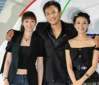  刘烨真是人生赢家啊，左右都是大美女！

 年轻时的李小冉笑容灿烂，真的超美，比