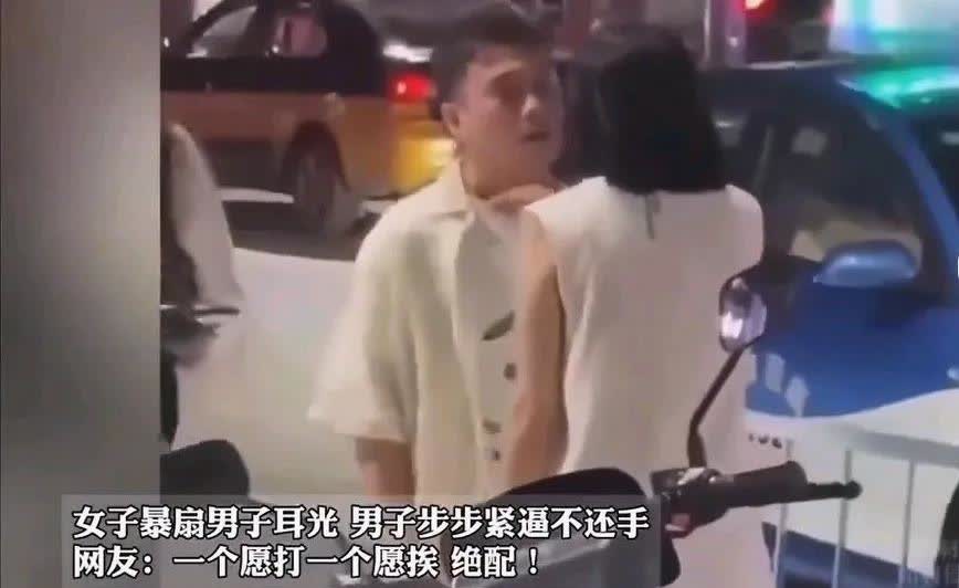 男孩子与女孩子打闹，男孩是真沾不了光。特别是未婚男女，男孩与女孩闹就是闹着玩，女
