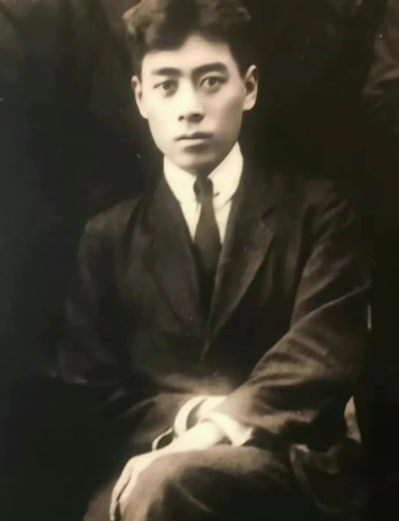 周总理年轻时的一张单人照，目光深邃，帅气逼人

早年有一张珍贵的照片，记录了在伦