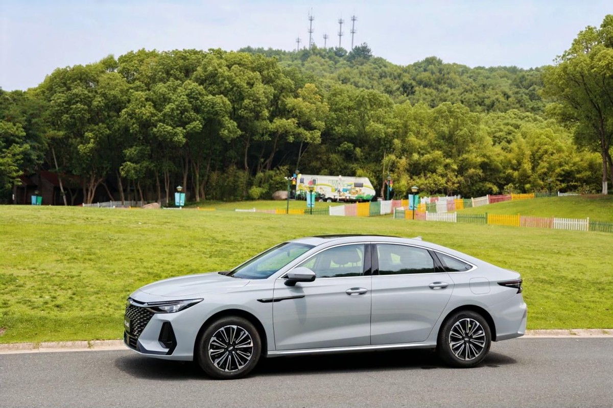 7.99万元买保命神车，风云A8舒适智能配置还越级！