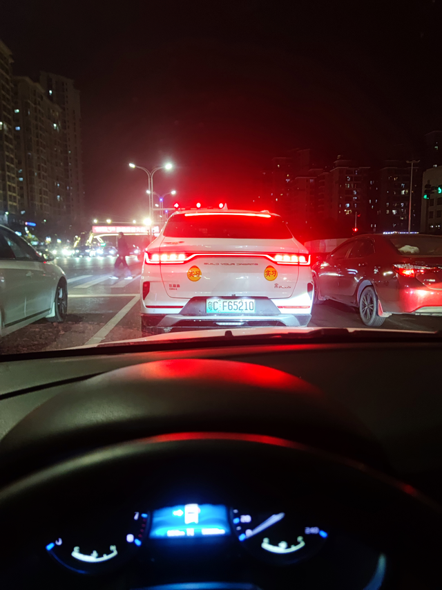 宋plusdmi尾灯真帅
晚上等红灯 排在宋plus dmi
后面，绿灯一亮直接