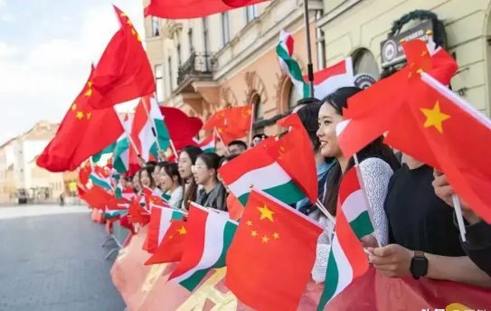 匈牙利坚定支持中国
当地时间4月8日，匈牙利外长西雅尔多公开表达了对中国的赞赏，