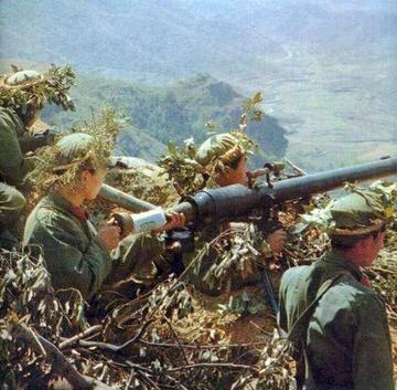 1984年，22岁的士兵陈洪远在老山地区迷路后，误入一个山洞。黑暗中，他发现洞内