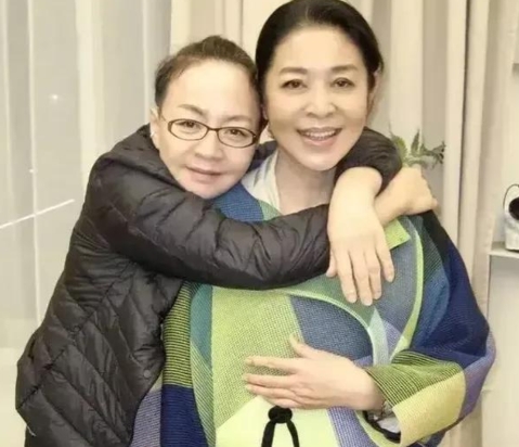 一天，倪萍给宋丹丹打电话，问她：“你干嘛呢？”宋丹丹说：“我想死。”倪萍：“死什