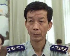 1993年9月12日，邹延龄驾驶运-8C飞上蓝天，机组登机后他拒绝了系降落伞，他