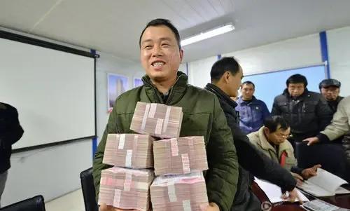 这样的工作你还觉得累吗？这个工作月薪8万，每个月有绩效奖，年终还有几十万甚至更多