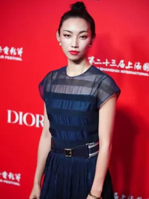 刚开始我还纳闷
那尔那茜长成这样也能当演员？
现在明白了
原来她跟导演乌尔善是老