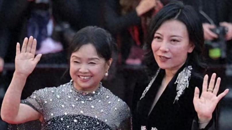 她逃离38年婚姻4个月后，在戛纳彻底翻身！