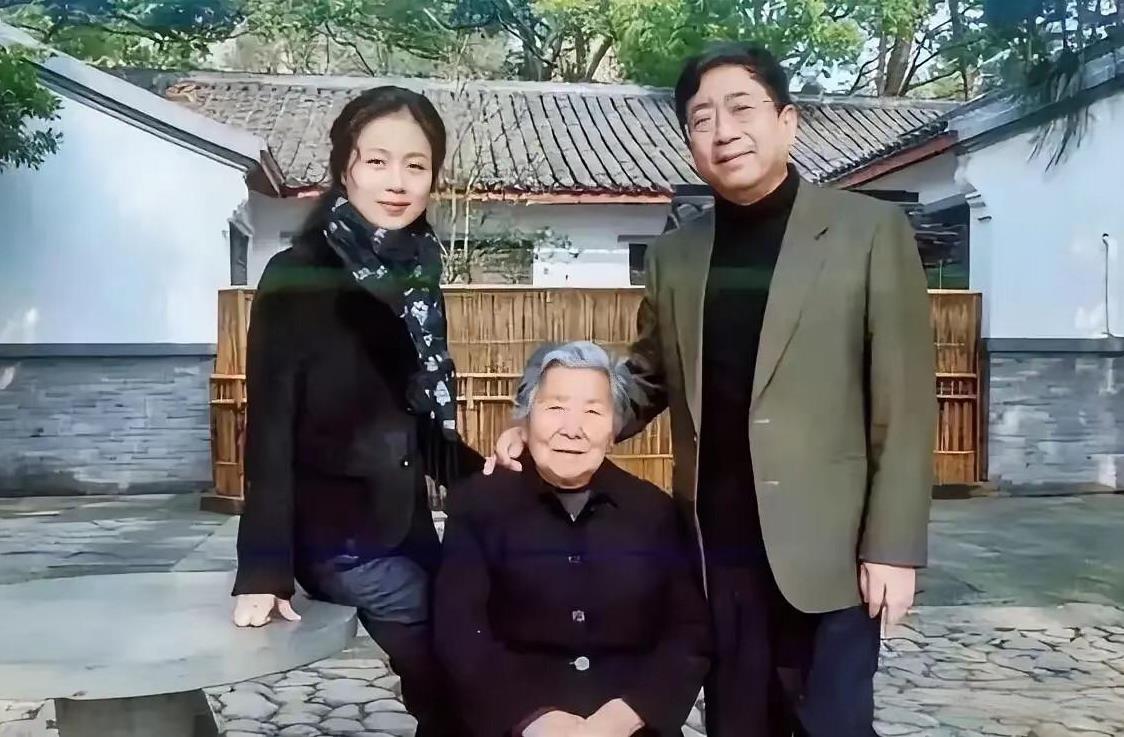 余秋雨与马兰和母亲的合影，中间是余秋雨的母亲。
余秋雨是中国当代文化学者，还是作