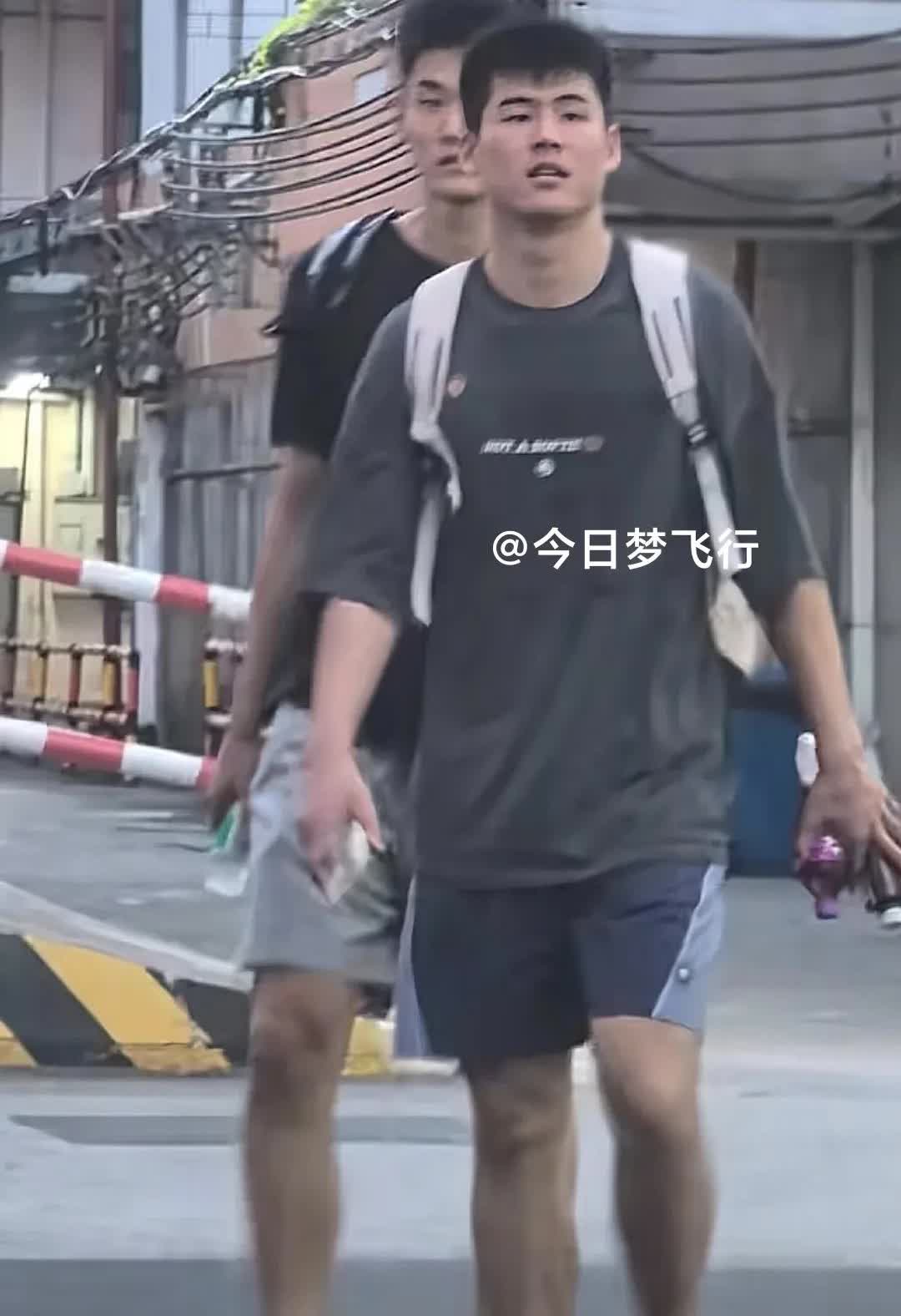 广东队小将陈家政王洪泽训练归来！

陈家政、王洪泽已经入住宏远俱乐部宿舍搂。