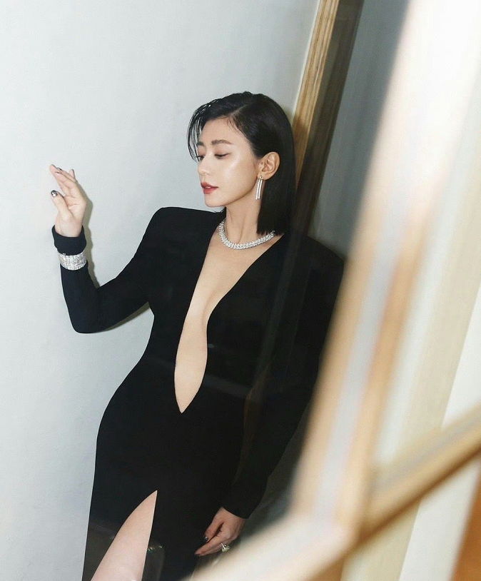 贾静雯的黑色深V礼服穿搭，相当有风范啊！