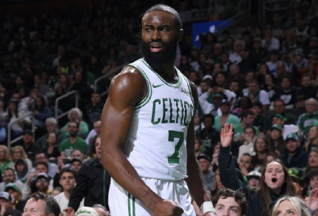 从三连败到三连胜！凯尔特人上演惊天逆转，杰伦·布朗32+6打爆76人，塔图姆报销竟成最大利好？