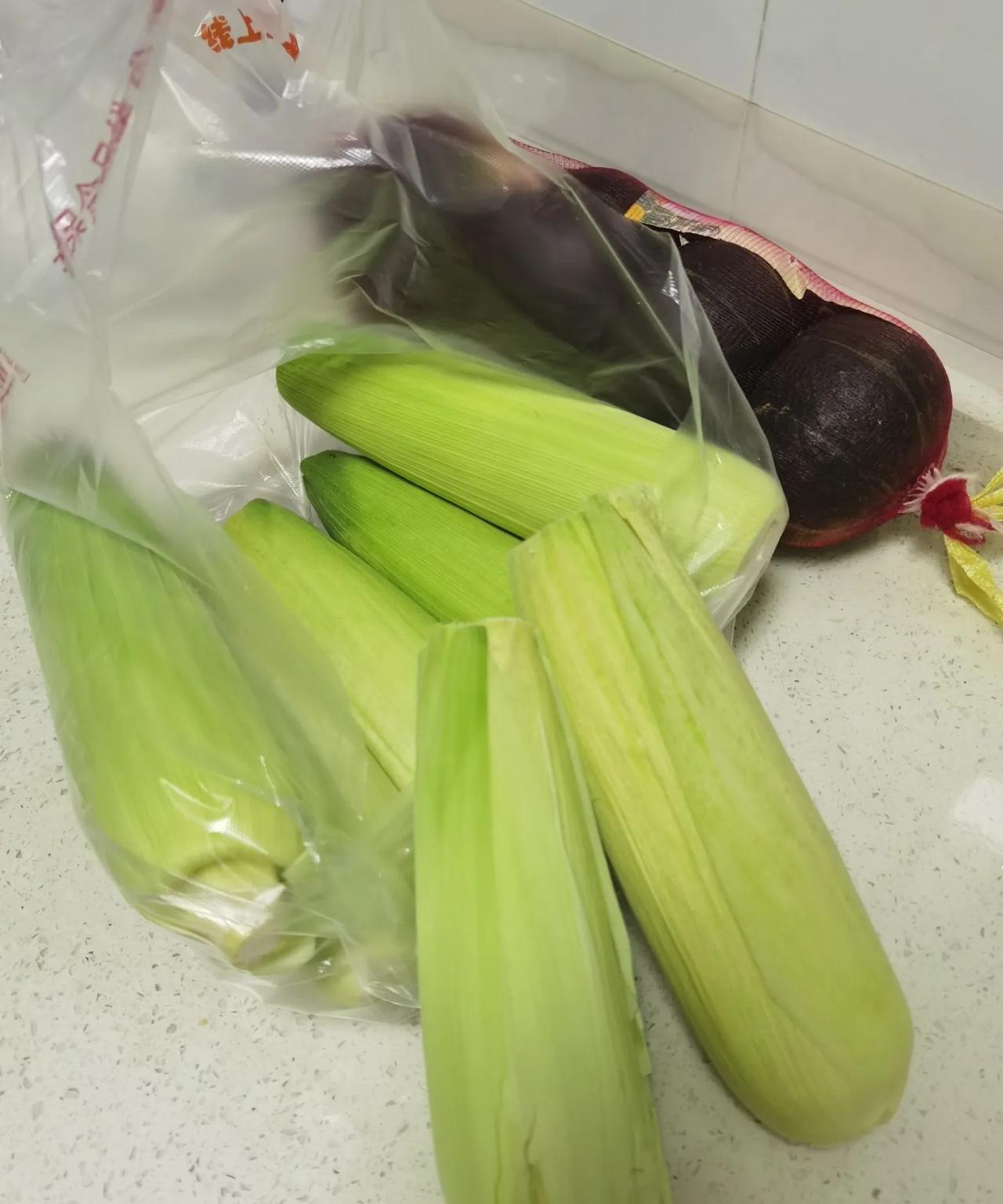 #呼和浩特每日菜价#昨天晚上，在呼和浩特市赛罕区永泰城附近的路边摊位上买了10元