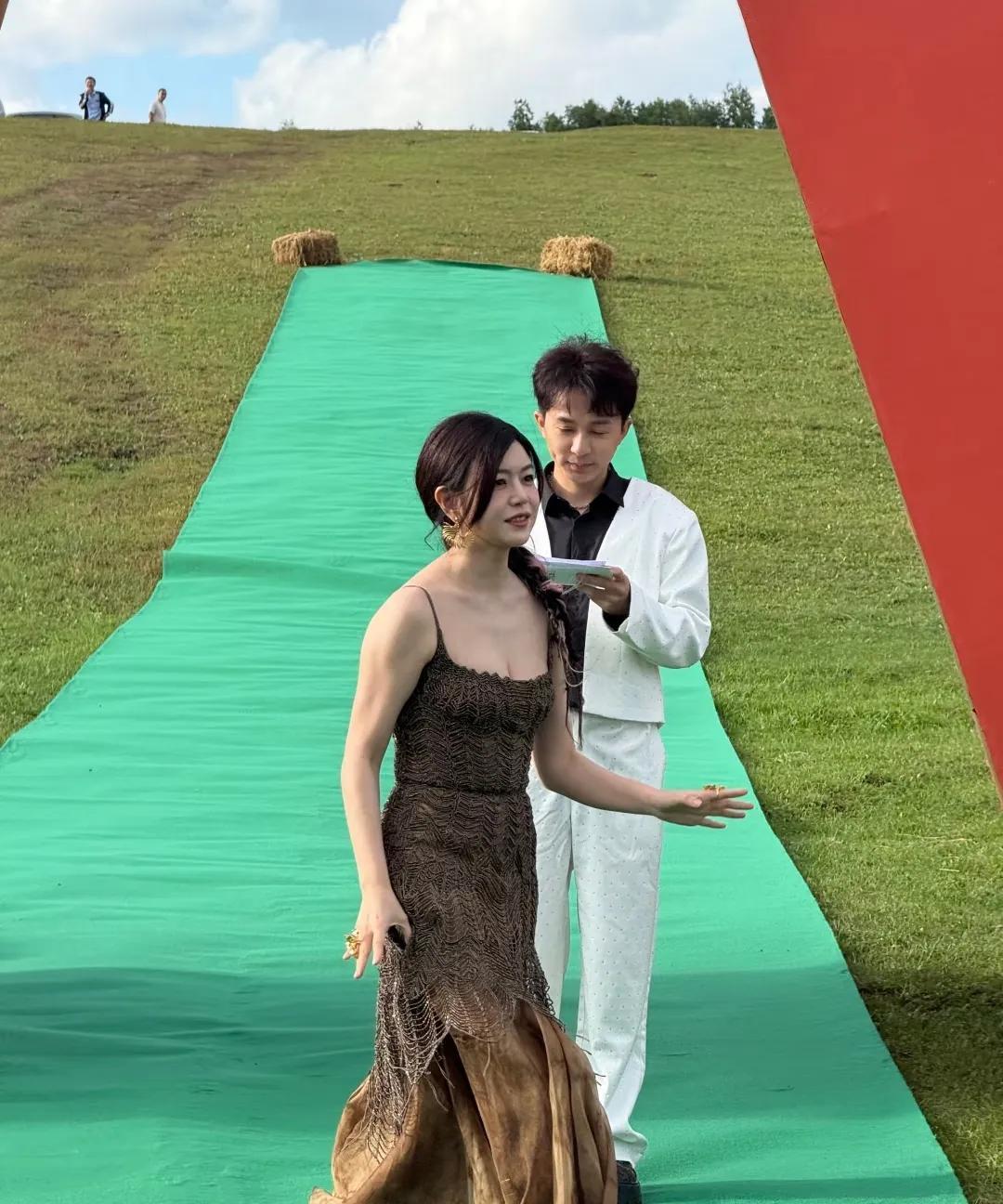 陈妍希
真是让人哭笑不得，
说好的是天生丽质难自弃，结果误闯网友的镜头直接变成了