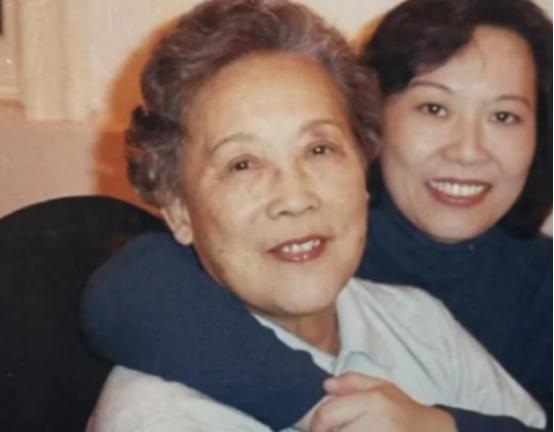 2001年，上海一女子为了报答独身的恩师，她花光积蓄在上海给老师买了一套房产为其