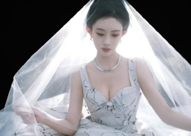 冰裂纹刺绣配Chaumet珠宝，雪域女王直接封神！孟子义的这套高定婚纱把“破碎感