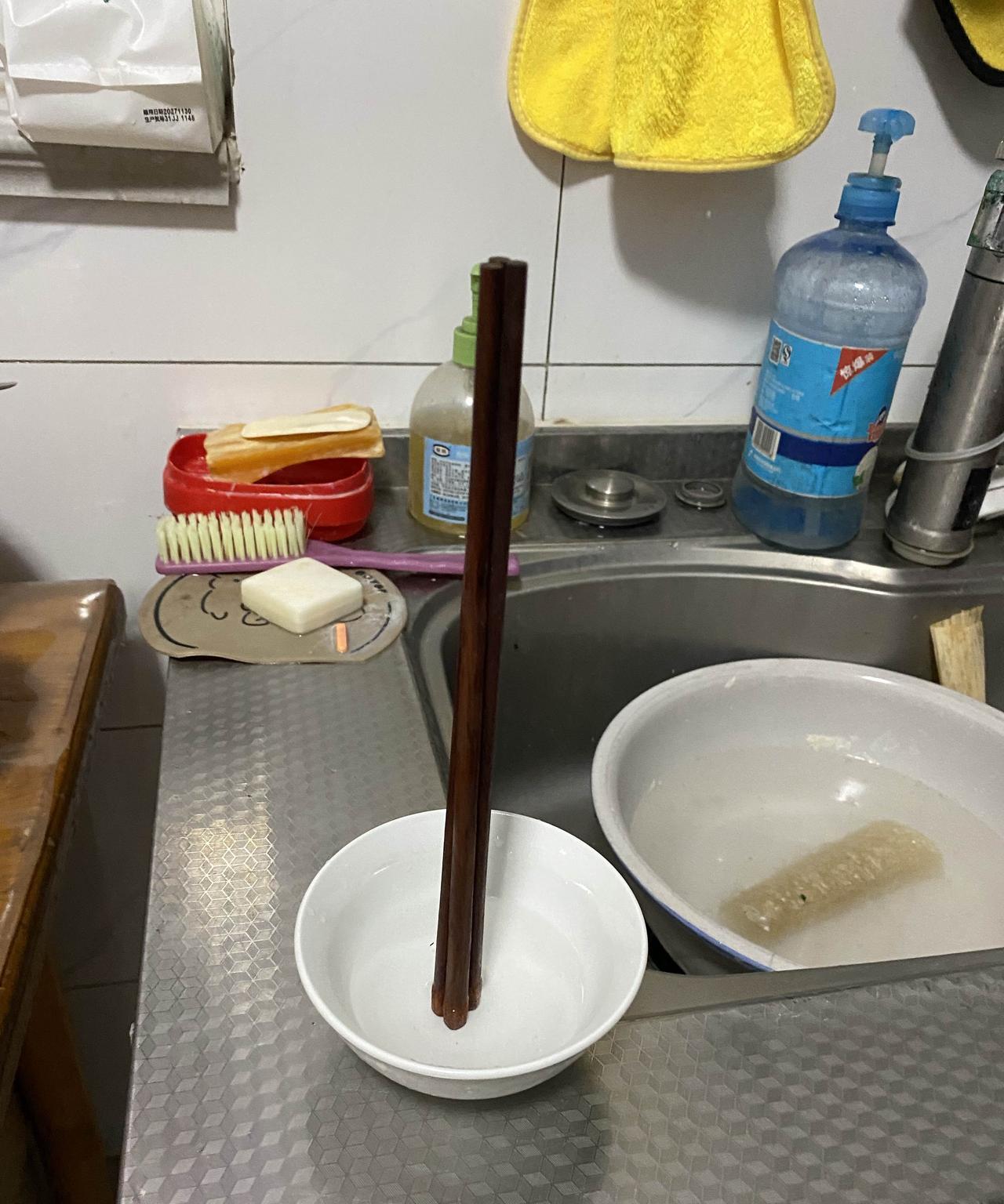 一个玄学的问题，不知道大家信不信？
昨晚上我婆婆吃完饭以后，突然觉得不舒服，又恶