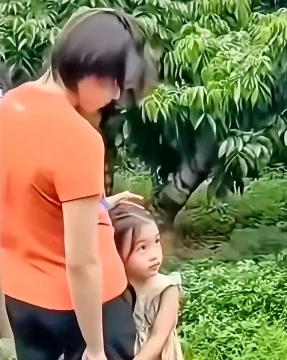婵宝最贴心的人，感觉就是这个小女孩，婵宝一回湛江老家，就和小女孩形影不离，婵宝对