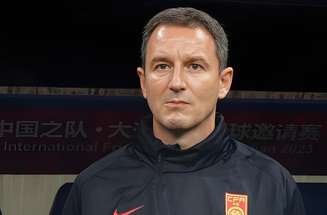 成都蓉城绯闻教练曝光，据塞尔维亚媒体报道，成都蓉城目前正在与中国国家队前主教练杨
