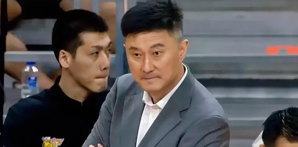 真有点担心杜峰下赛季能不能顶住压力，保住他的帅位。
广东队引进多名强力内外援，球