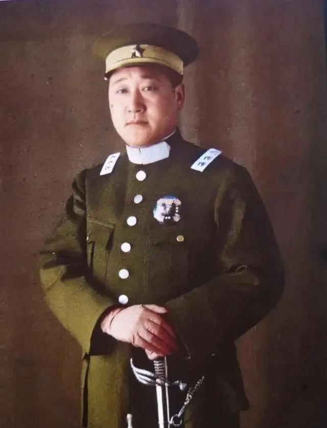 照片中的这位身穿笔挺的军装，手扶军刀，还真有点职业军人的气质哈。其实他也是一位历