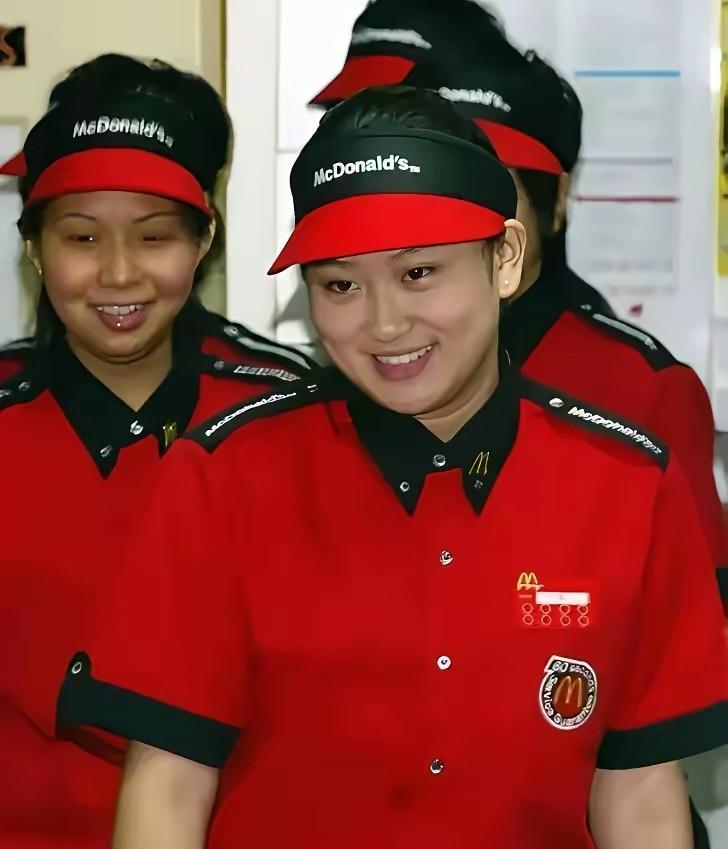 他信的家教绝对是有问题的。他家有三个子女，长子潘通泰曾今差点被大学除名，据说是出