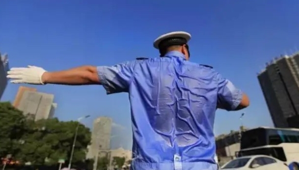 找谁说理去！”广东中山，张先生和朋友在经过红绿灯路口时，按照交警指挥通行，之后却