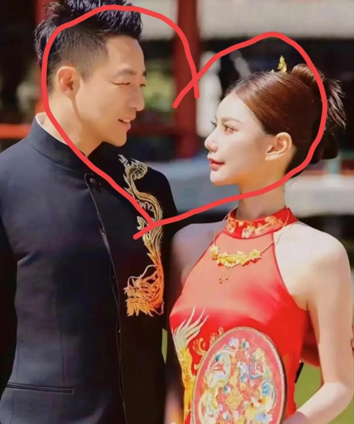 我发现一种现象
那就是二婚的夫妻
都会有一个共同点，就是
在婚宴上表现的特别冷静