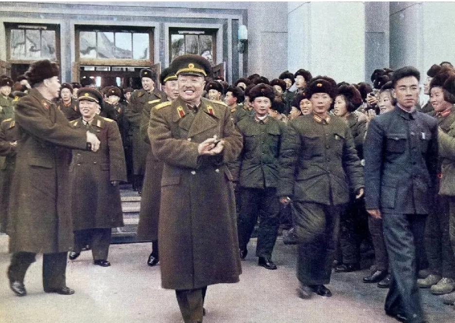 在1960年11月的军事工程学院，贺龙同志留下了这张珍贵影像。画面中，贺龙身着5