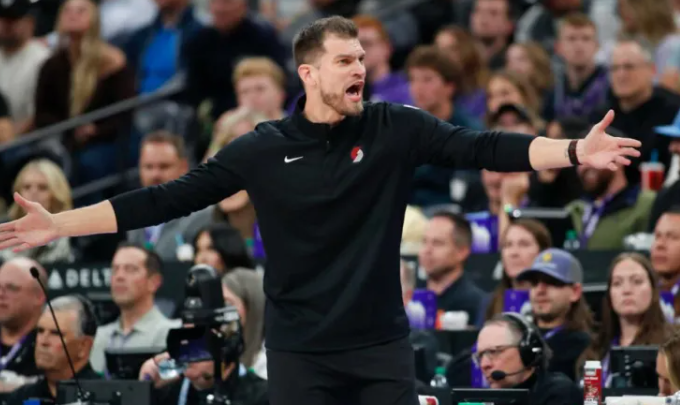 斯普利特作为助教9胜3负后首以主帅身份战马刺。
原文如下：有趣的事实：蒂亚戈-斯