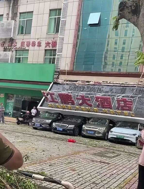 幸好有四台车撑住，要不招牌就砸了