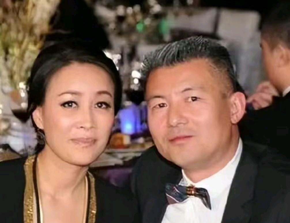 那英婚姻亮红灯？老公孟桐趁她不在与美女亲密依偎，并带回那英家。
不过，那英老公否