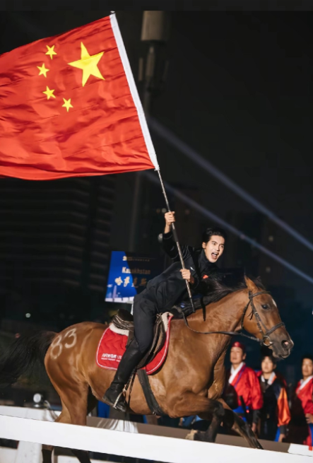 最近对于适很上头，温柔帅气的脸，肩扛国旗之后平添一份正义凛然和家国情怀，真是一个