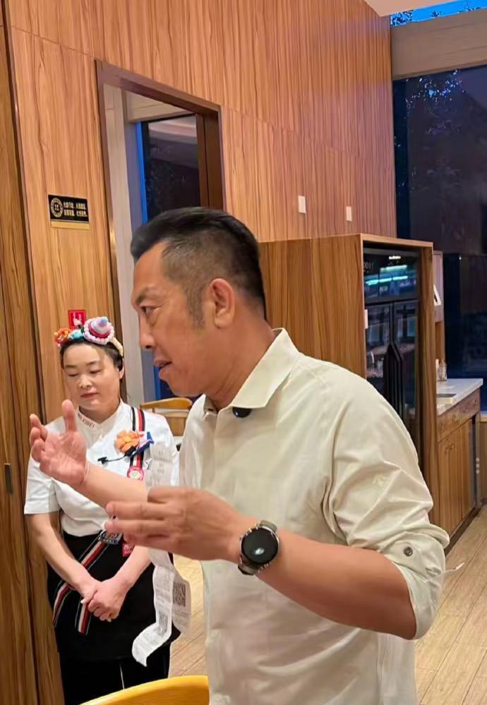 西贝涨价我忍了
预制菜争议我也忍了
但罗永浩说吃了顿西贝，发现几乎全是预制菜还贵