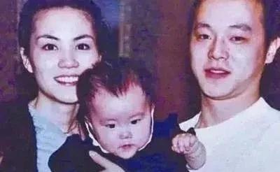 窦唯曾无奈地说，王菲让婚姻变成了“一场阴谋”——吃不到一起，住不到一起，打电话过