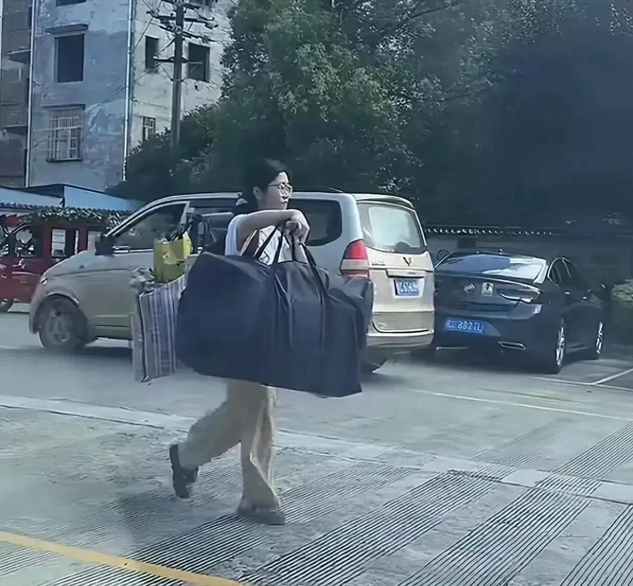 为什么高考完用扁担挑行李回家的女生能在网上爆火？网友们总结“挑得起行李，就挑得起
