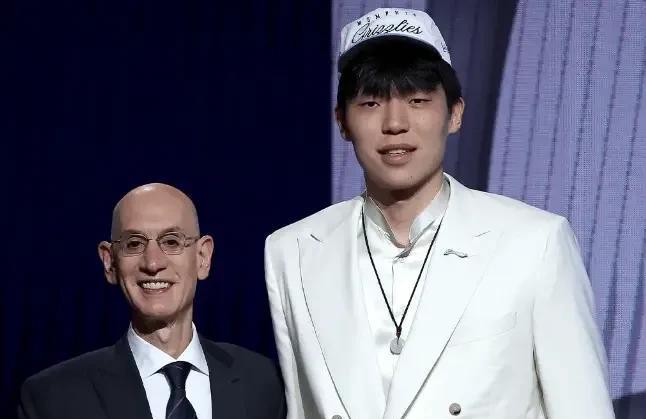 杨瀚森4年2139万！别急着数钱，先想想怎么留在NBA
开拓者用16号签选中杨瀚