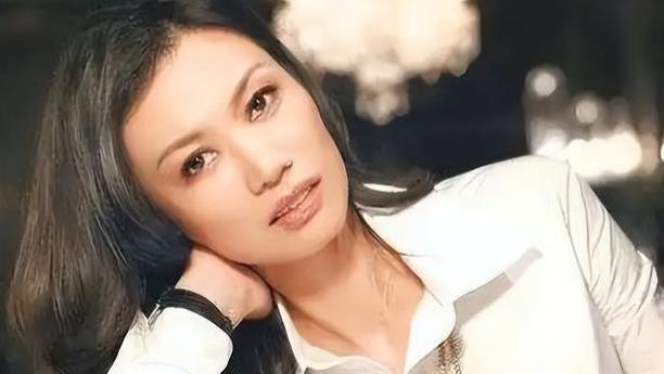 邓文迪逆袭成圈内女王，凭268亿财富引发热议