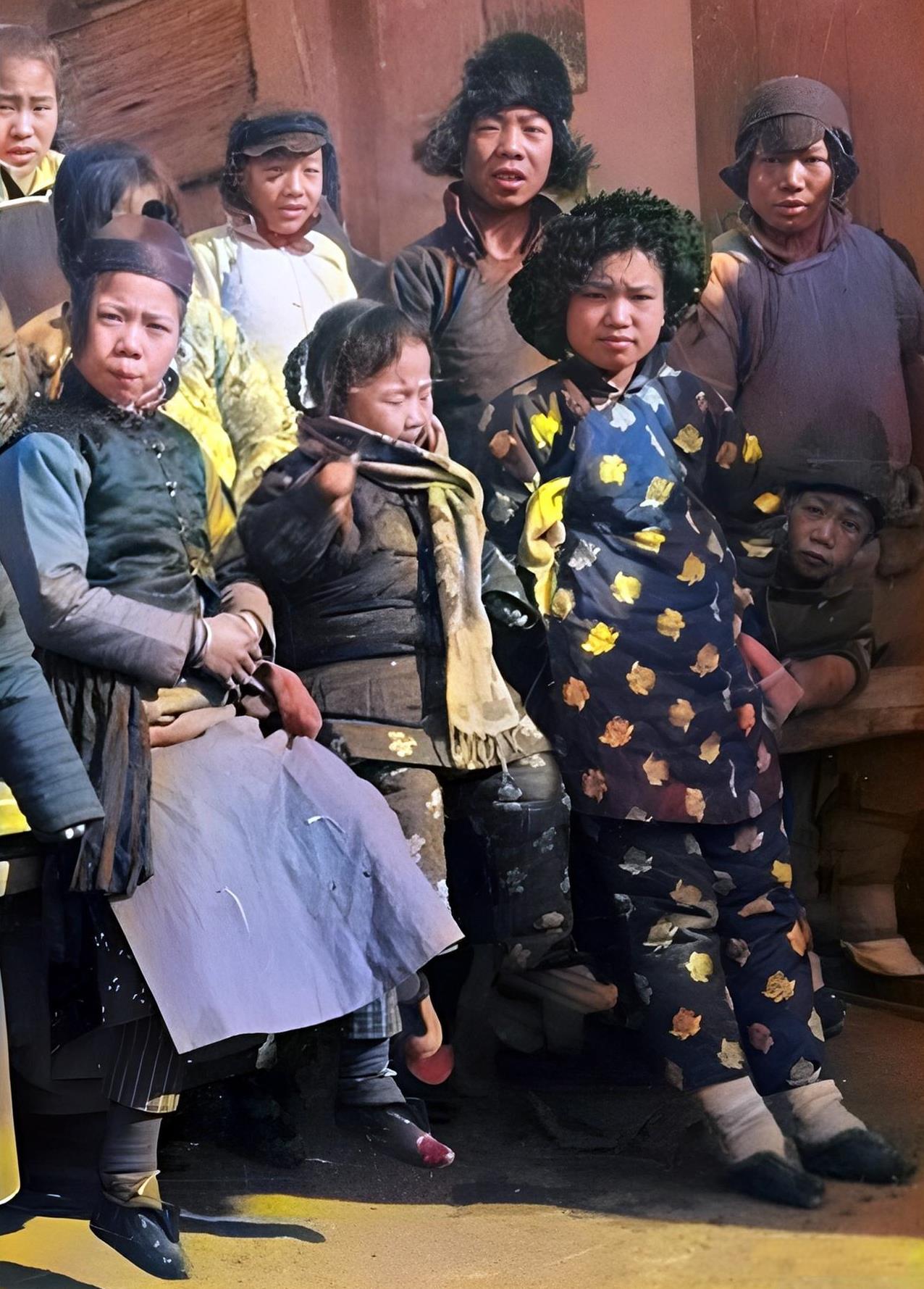 1919年，河北保定府庙会的人群中有两位姑娘打扮得非常特殊，着实吸引眼球。其中，