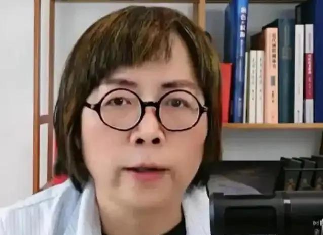 近日，黄智贤和馆长两人在网络上相互指责:
     黄智贤抨击馆长像变色龙，只为