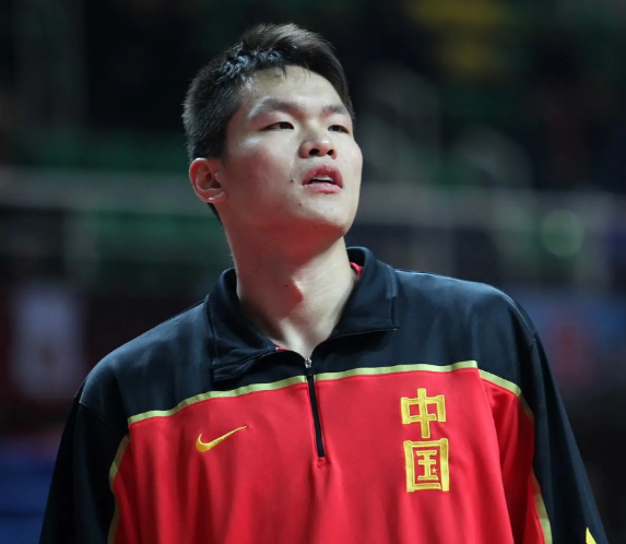 怎么辽宁队小将张峻豪、黄秋实被篮协禁赛三年的事，也能扯上广东队呢？还拿朱芳雨当年