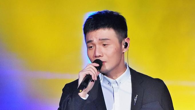 李荣浩：单眼皮才子的极简创作与音乐产业破局路