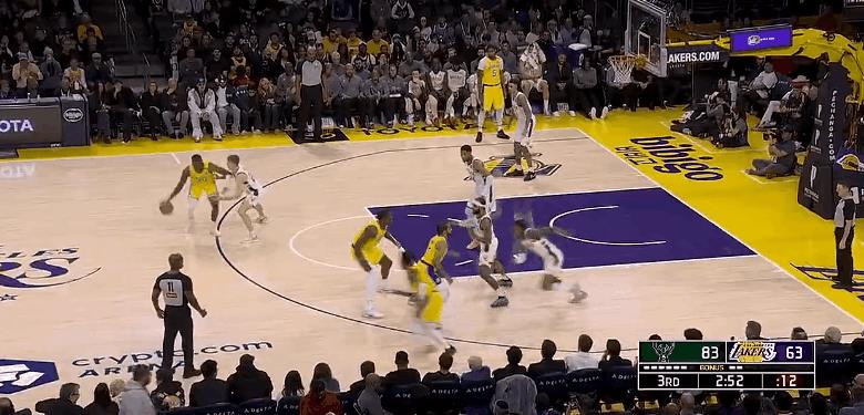 越发越自信！布朗尼弧顶干拔再中！
在今天NBA常规赛湖人对阵雄鹿的第三节比赛中，