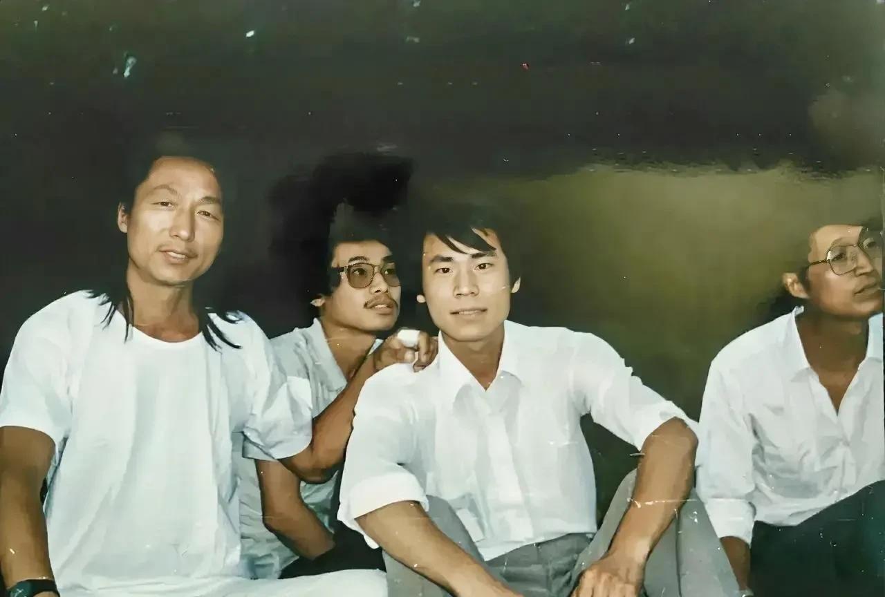 没有想到，徒步万里长城的探险家刘雨田(左1)和退役军人王全意(左2)还是好朋友。