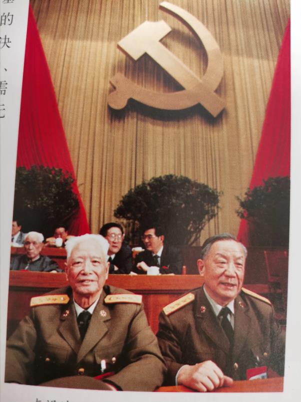 除了陈毅元帅，第三野战军有且只有两个人当过军委副主席，就是合影中的两位。一位是粟