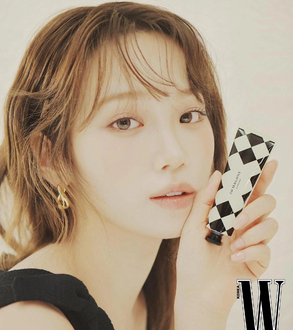 LE SSERAFIM的 Chaewon 为“W Korea”和 Jo Malo