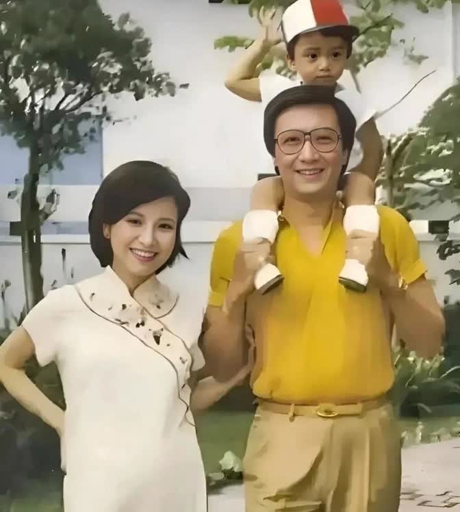 老谢家那会儿还挺热闹，谢贤都46岁了，还背着小儿子谢霆锋，那时候是1982年吧。