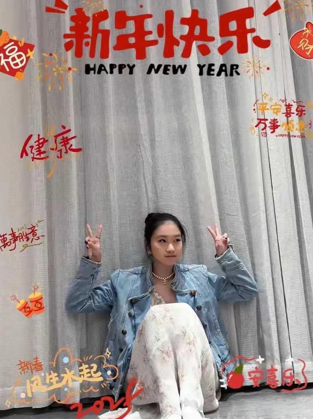 马伊琍大女儿晒过年照，文君竹真是中了彩票基因，越来越漂亮了，没有马伊琍的老气，没